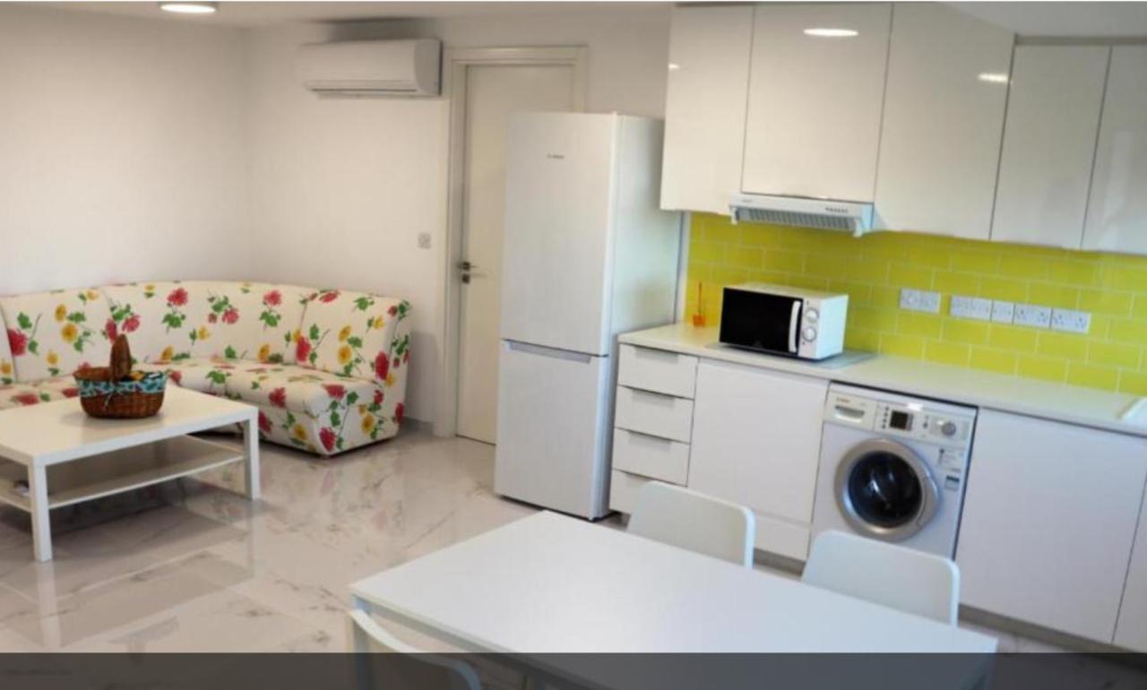 Yellow Studio Brand New Limassol Exteriör bild